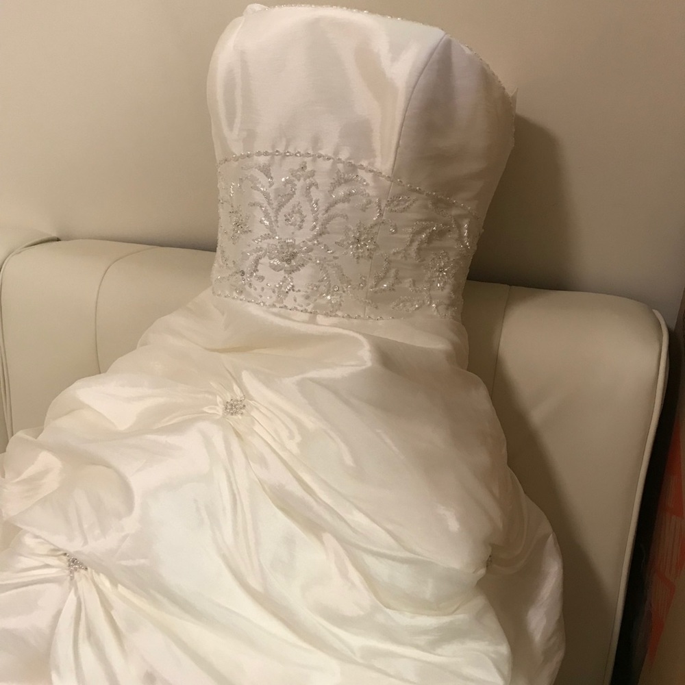 WEDDING DRESS WORN ONCE !!!!